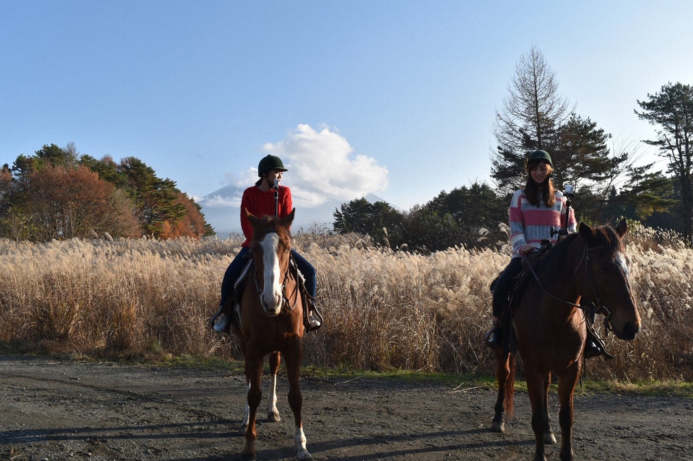 乗馬を楽しむ（左から）chay、堀田茜（C）TBS