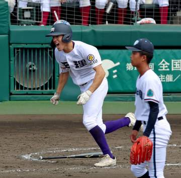 天理が逆転で8強一番乗り！藤原監督「応援のおかげです」ビッグイニング逆転劇に伝統のメロディーも鳴り響く 9年ぶりの準々決勝進出 単独6位の甲子園通算81勝