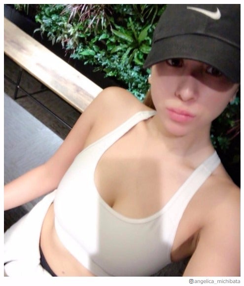 持病告白の道端アンジェリカ、美谷間のぞくセクシーショット「ポジティブで美しい！」と絶賛の声