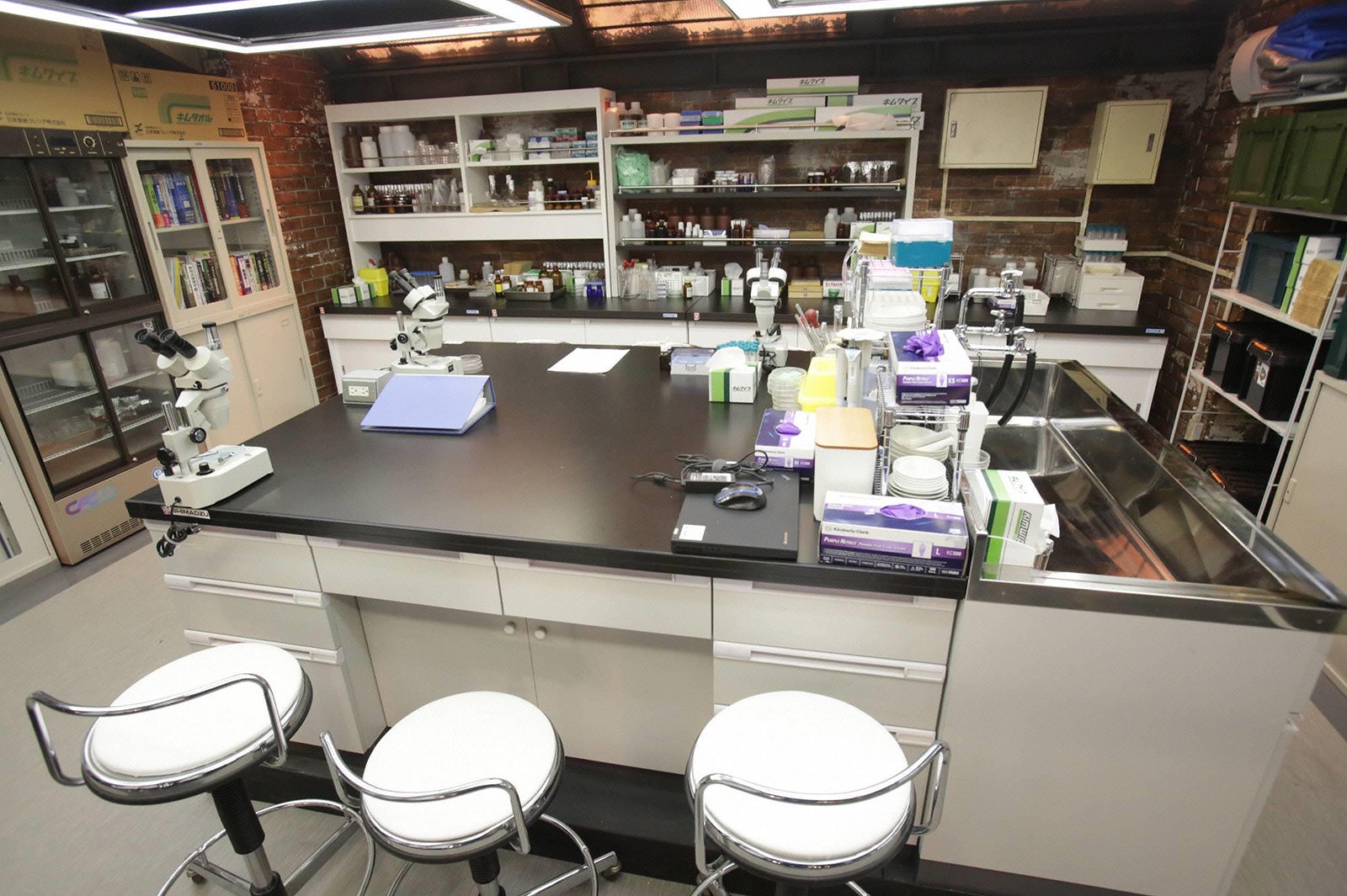 『トレース～科捜研の男～』科捜研セット（C）フジテレビ