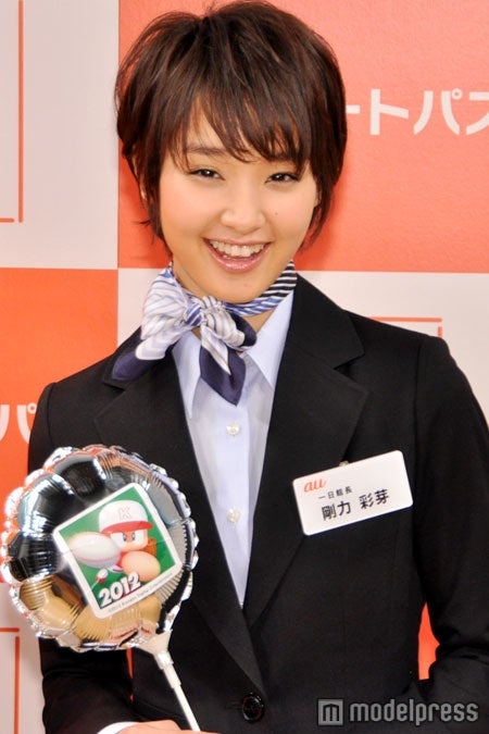 剛力彩芽、キュートな笑顔で“一日館長”就任　おすすめアプリは？