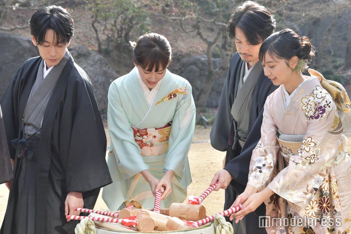 佐藤健、綾瀬はるか、竹野内豊、上白石萌歌(C)モデルプレス