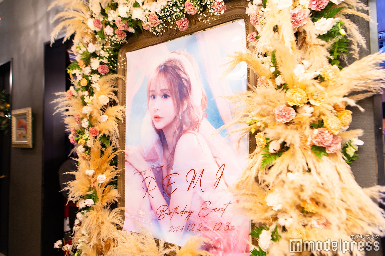 店舗入口。今年のテーマは「絵本の中のお姫様」（C）モデルプレス