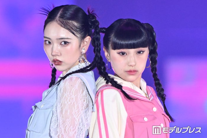 “Adoプロデュースアイドル”ファントムシータ百花＆美雨、おそろいコーデで初ランウェイ【GirlsAward 2024AW】