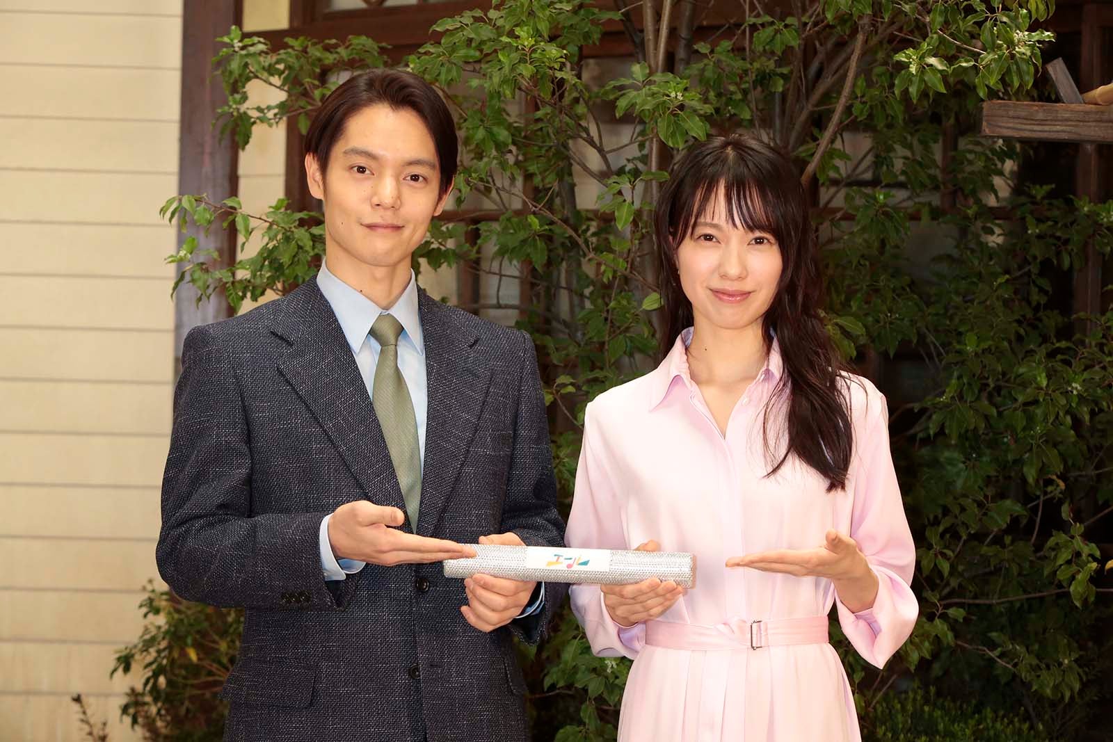 窪田正孝、戸田恵梨香（C）NHK