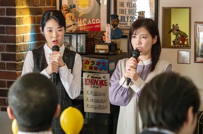 中井千聖、仲里依紗「不適切にもほどがある!」第4話より(C)TBS