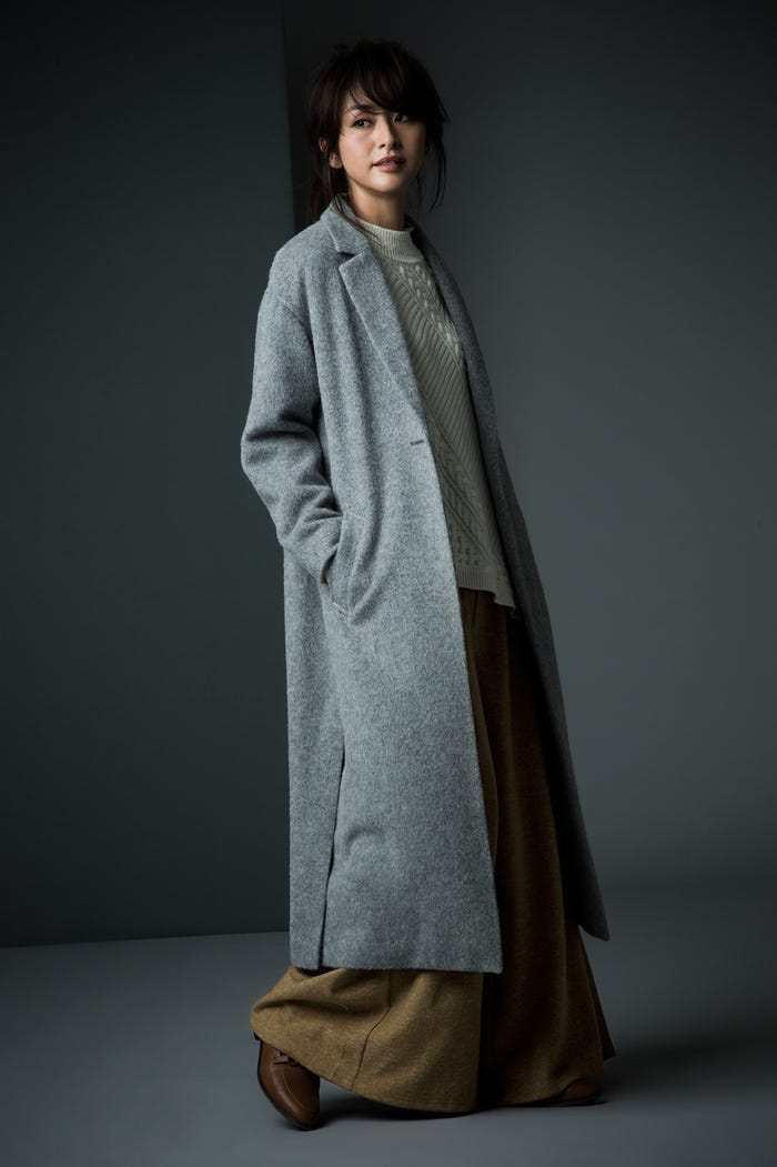 バイヤスケーブルニットプルオーバー¥6,990(税抜)、ロングスリットチェスターコート¥29,990(税抜)、ストレッチ起毛ジャージーパンツ ¥4,990(税抜)、ビットスリッポン ¥5,990(税抜)/すべてKOE HOUSE(C)TOPLOG