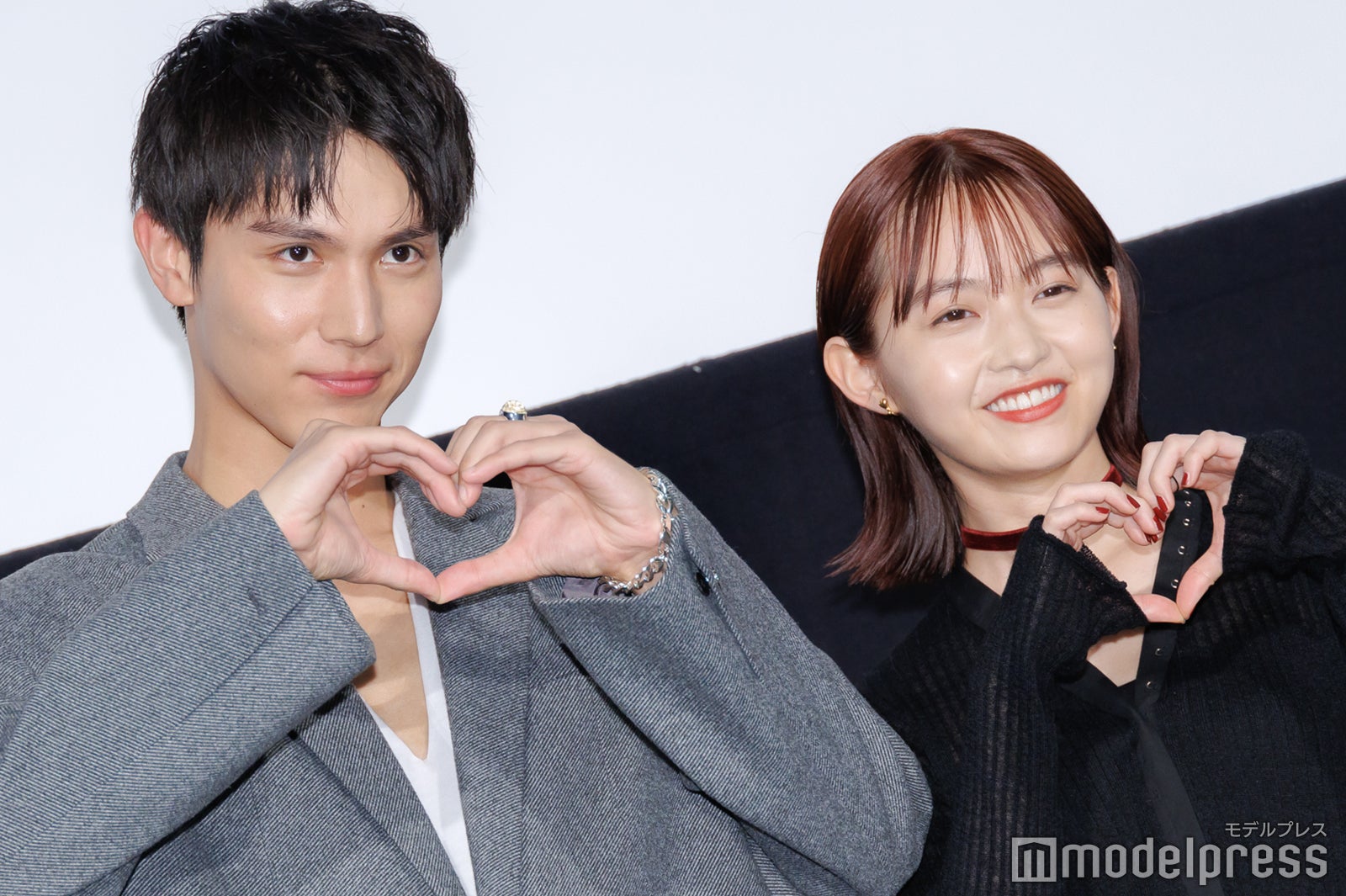 手でハートポーズを作る中川大志、伊藤万理華（C）モデルプレス
