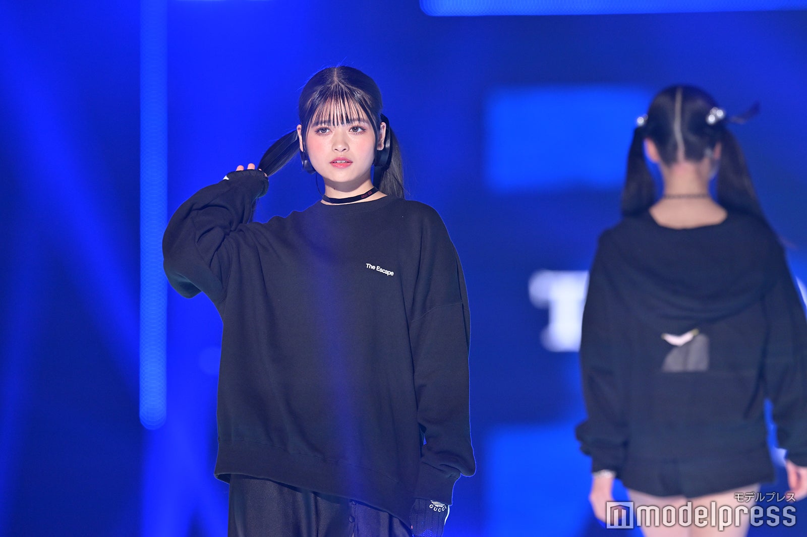 景井ひな、猫ポーズにキュン スリットスカートからほっそり美脚チラリ＜TGC2023A／W＞