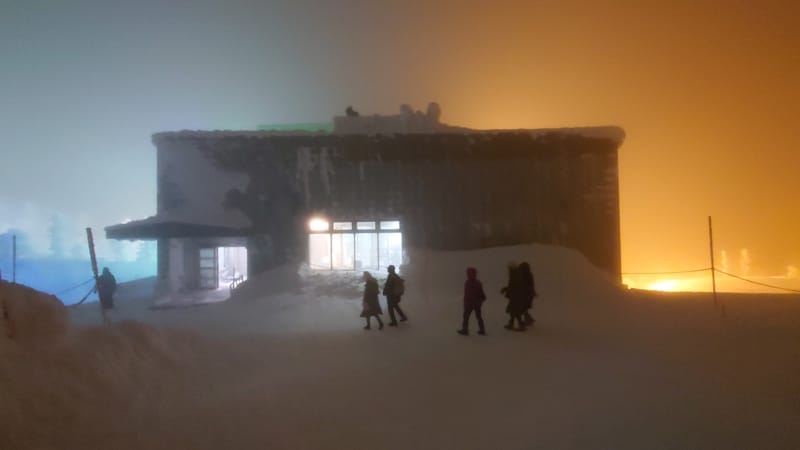 樹氷ライトアップ実施中の地蔵山頂駅の夜。外は風速10メートル近い風が吹いていたので、体感温度はマイナス20度近くに……（2024年1月27日撮影）