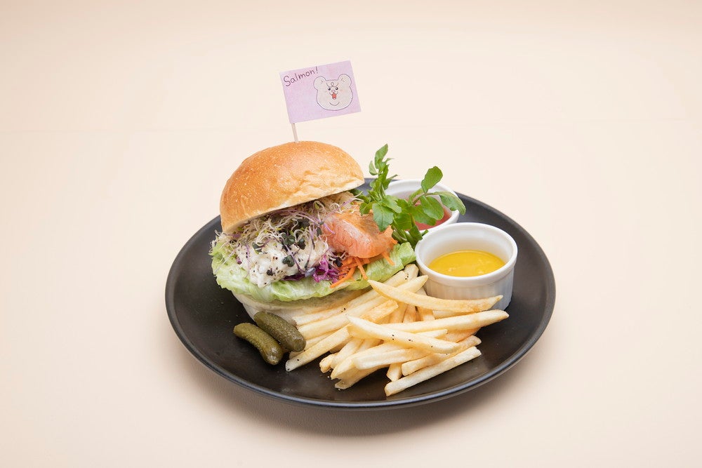 悲熊の夢みるサーモンバーガー1,490円（C）キューライス