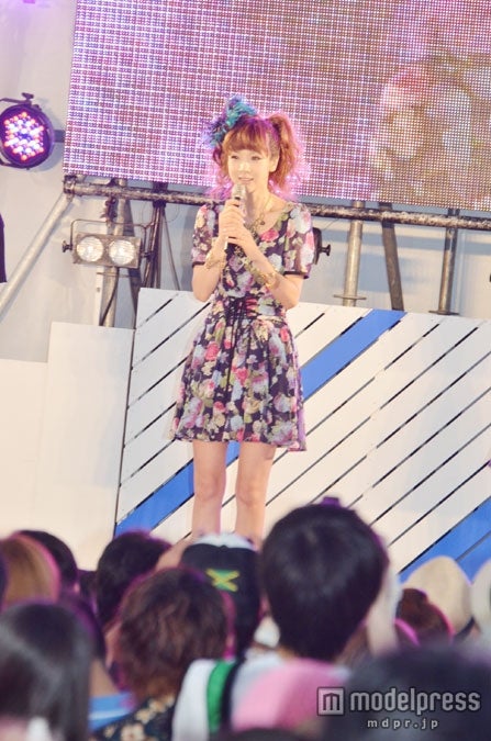 幸せいっぱいの笑顔でトークショーに登場したほしのあき