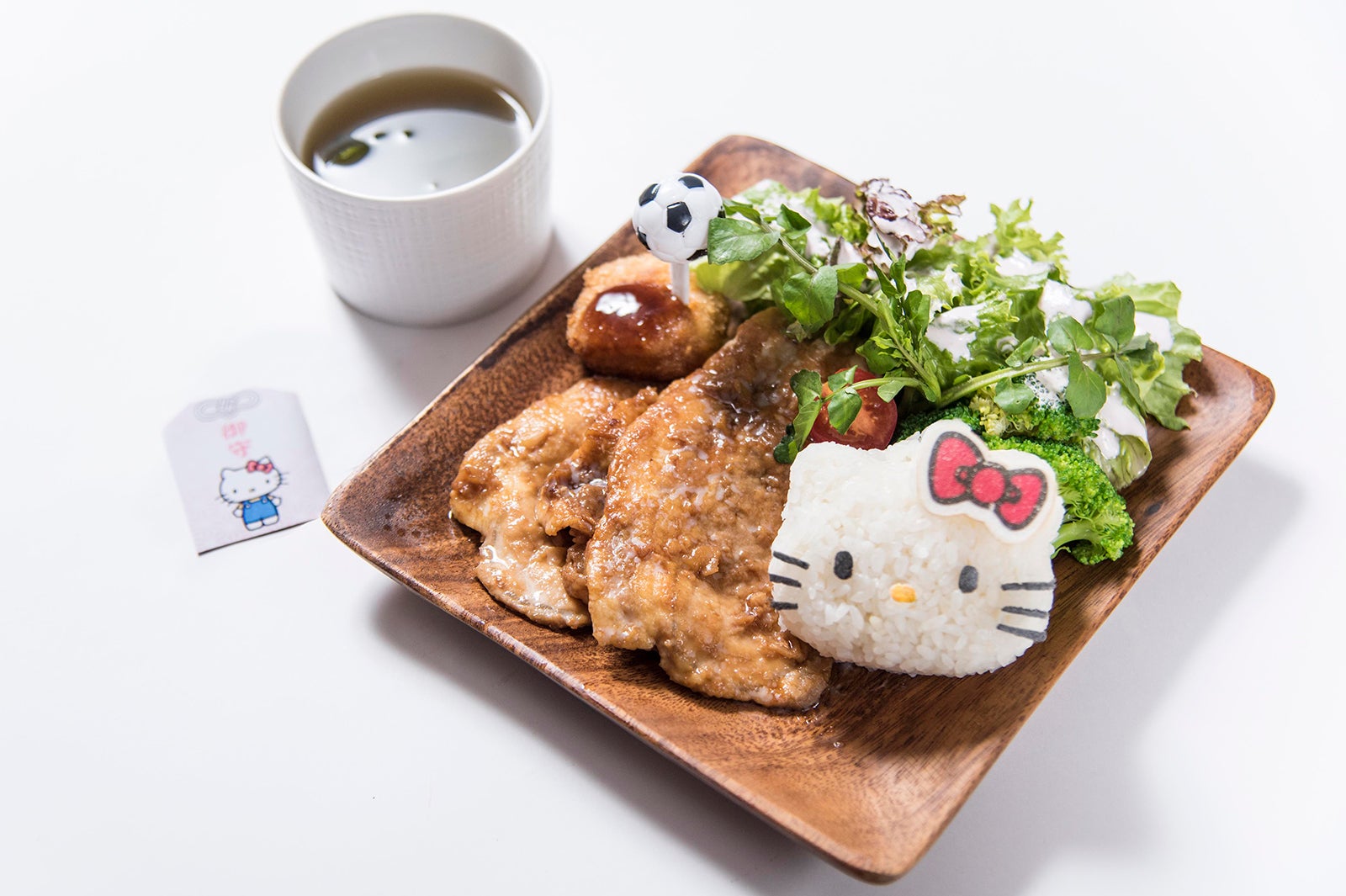 「俊介～試合絶対勝てよ！」「力つける為に今日はゆう☆特製しょうが焼きだぞー！」必勝祈願のお守り付き ¥1,180（税抜）（C）2015，2016 SANRIO CO．，LTD．