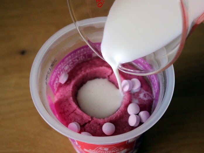 ミルクを真ん中のくぼみに注ぎます