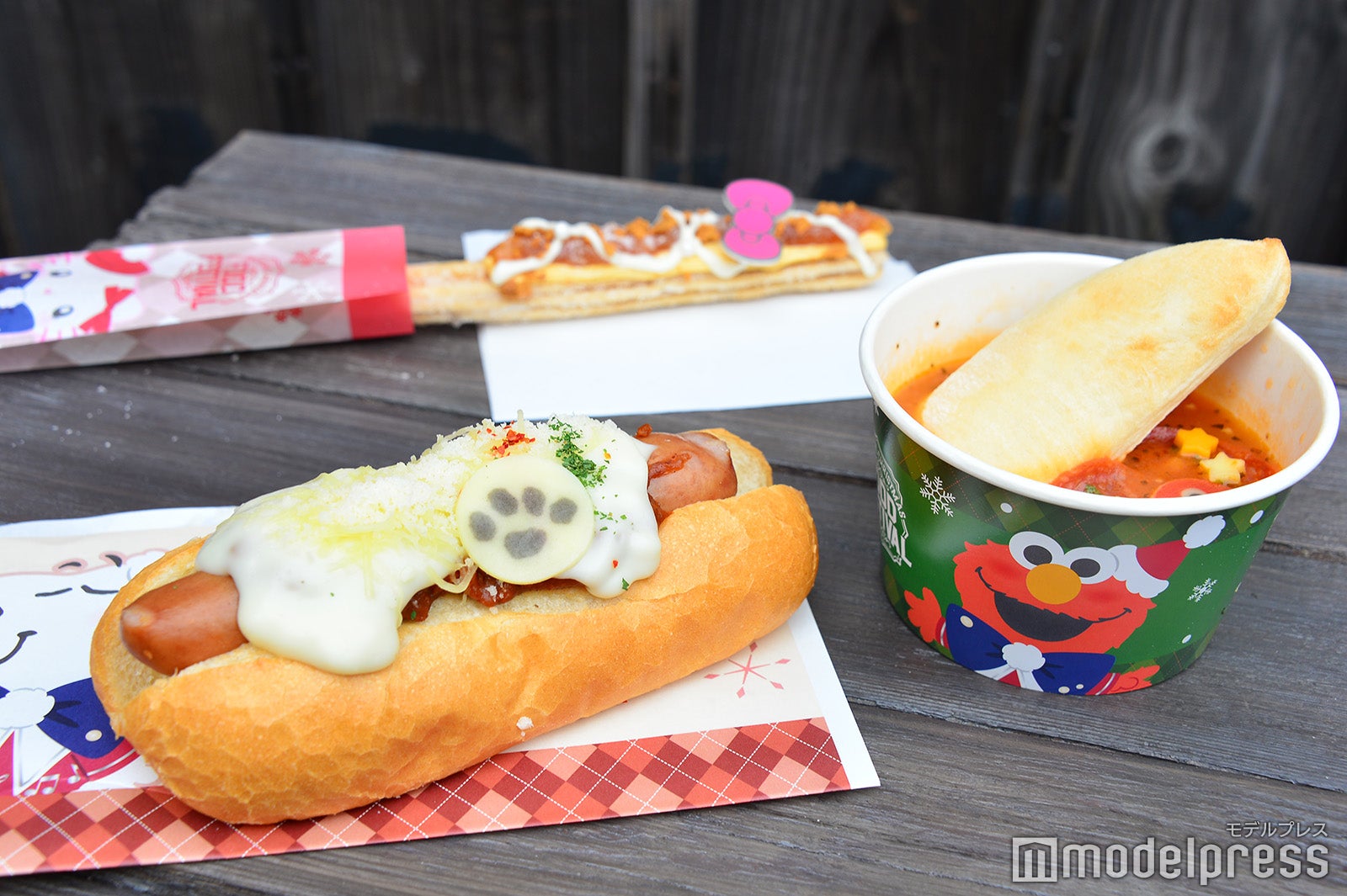プレミアム・ドッグ ～クリーム＆ミートソース～￥1,200、ピザスープ ～ペパロニ＆トマト～￥900（C）モデルプレス