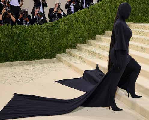 キム・カーダシアン、前は見える…?“顔まで”黒づくめドレスで視線奪う<メットガラ2021>