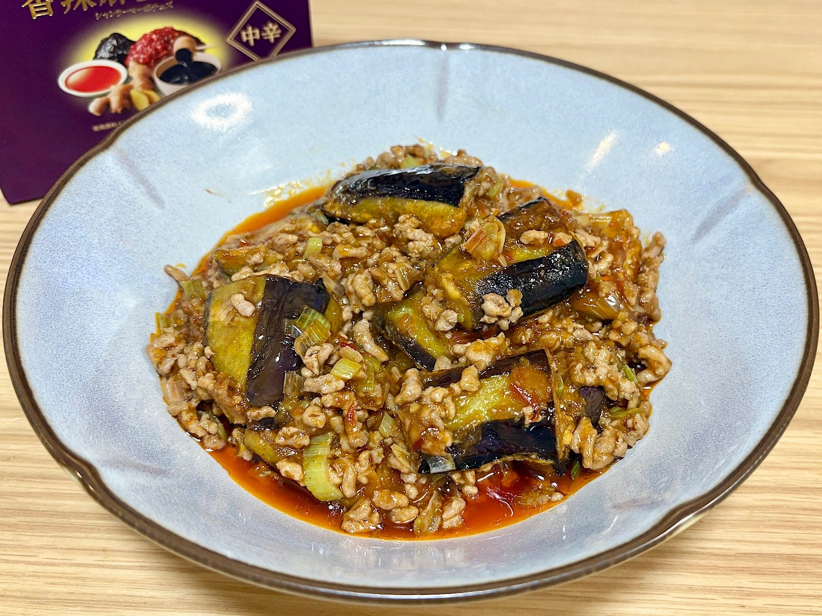 熱したフライパンでナスを焼いたら皿に移す。次にひき肉と長ネギを炒めたら「Cook Do」を入れ、ナスを戻し炒め合わせて完成