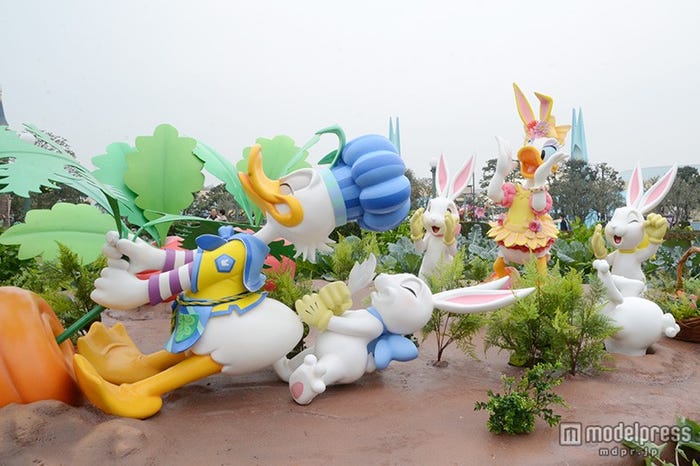 イースターバニーとデイジーが応援