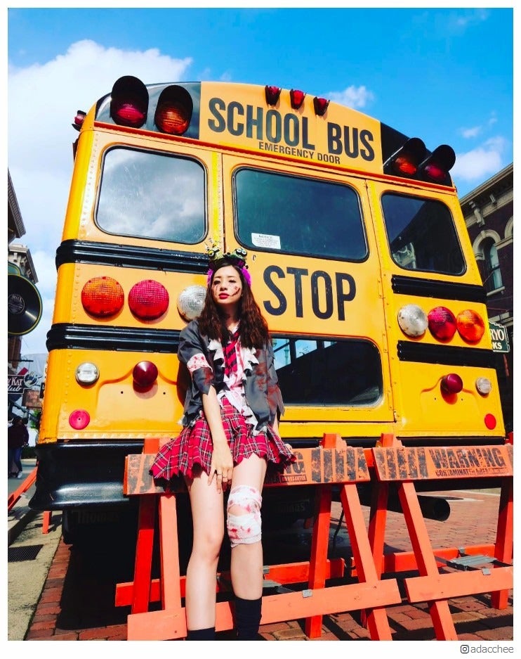 足立梨花、SEXYでスタイル際立つ“制服ゾンビ”ショットに絶賛の声