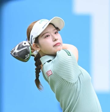 人気女子ゴルファー「撮り方が神すぎる（笑）」姉撮影の私服ショットに大反響「ミニスカめっちゃ可愛い」「素敵なお嬢様」