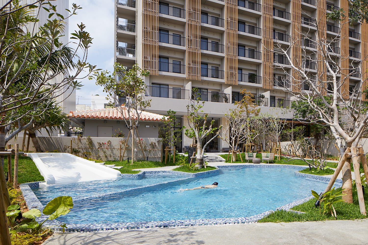 「ホテル ストレータ 那覇」プール&ルーフトップバー完備の新ホテルが誕生