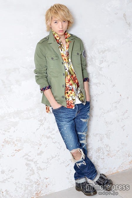 ジャケット・Tシャツ「GUILD PRIME」、シャツ「LOVELESS」、パンツ「SWAGGER」