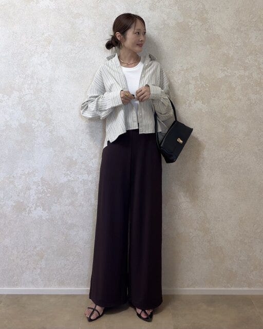 着回しコーデ①ストライプシャツ×ブラウンパンツの大人カジュアルコーデ