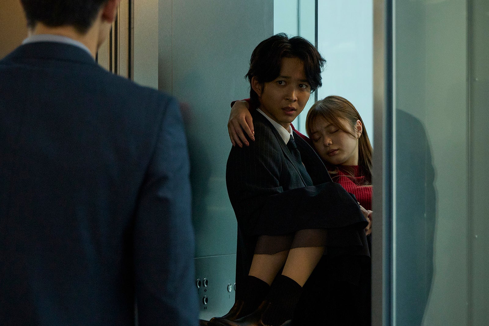 鈴木仁、紺野彩夏「復讐カレシ～溺愛社長の顔にはウラがある～」第3話（C）「復讐カレシ～溺愛社長の顔にはウラがある～」製作委員会・MBS