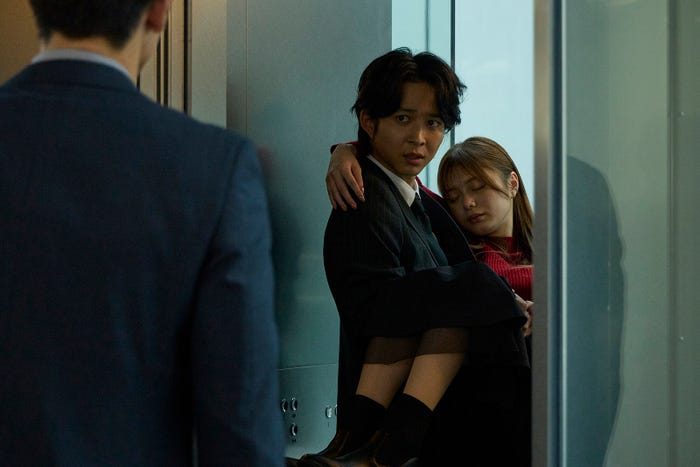 鈴木仁、紺野彩夏「復讐カレシ~溺愛社長の顔にはウラがある~」第3話(C)「復讐カレシ~溺愛社長の顔にはウラがある~」製作委員会・MBS