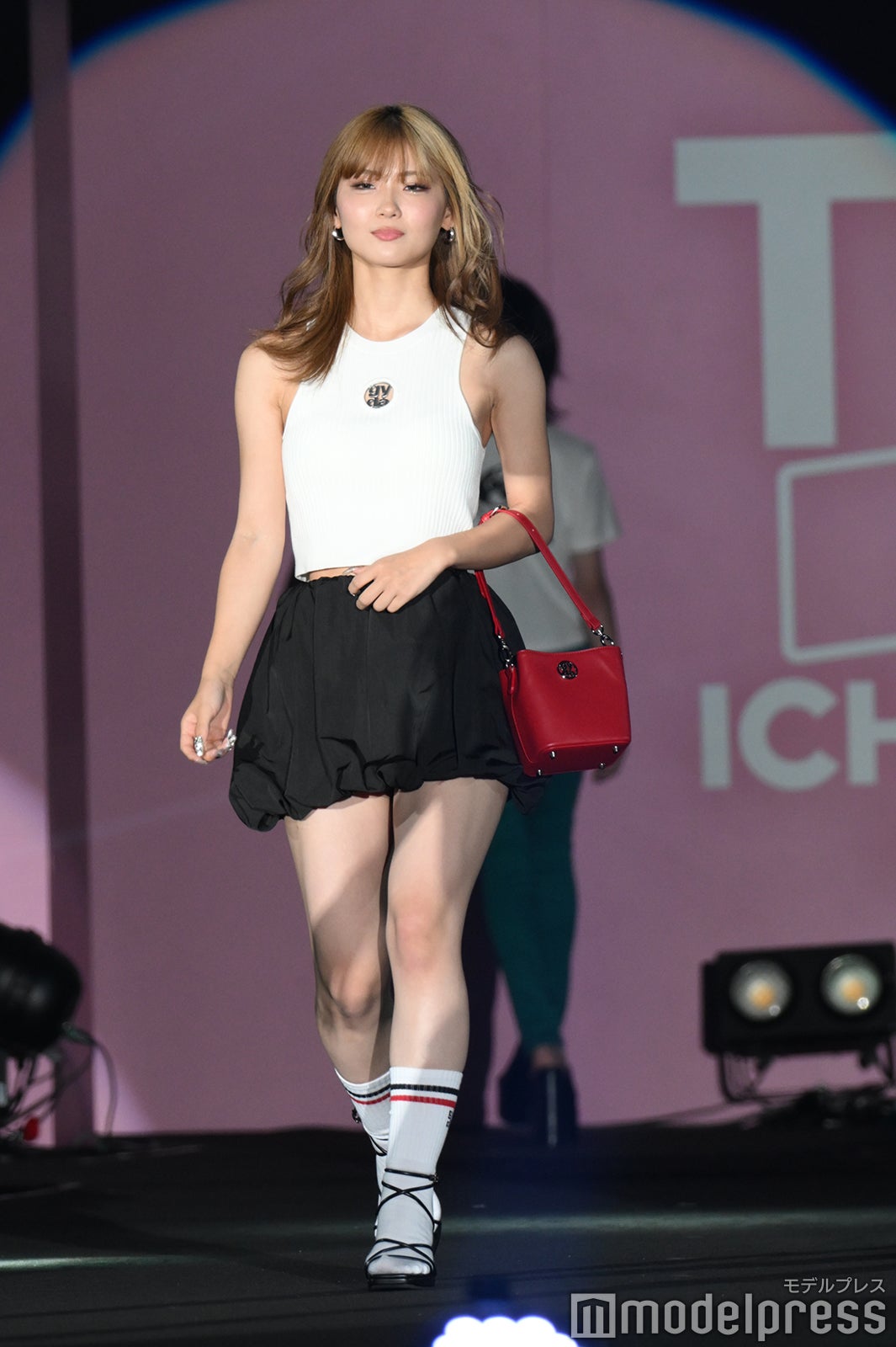 フォーエイト48あみか、スラリ美脚＆ほっそり二の腕披露 クール