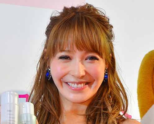 藤井リナ、ミニワンピで新宿に降臨 美の秘訣を語る
