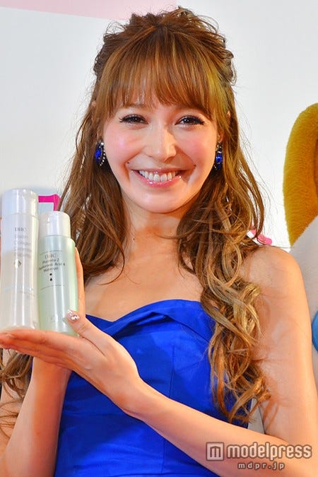 藤井リナ、ミニワンピで新宿に降臨 美の秘訣を語る【モデルプレス】