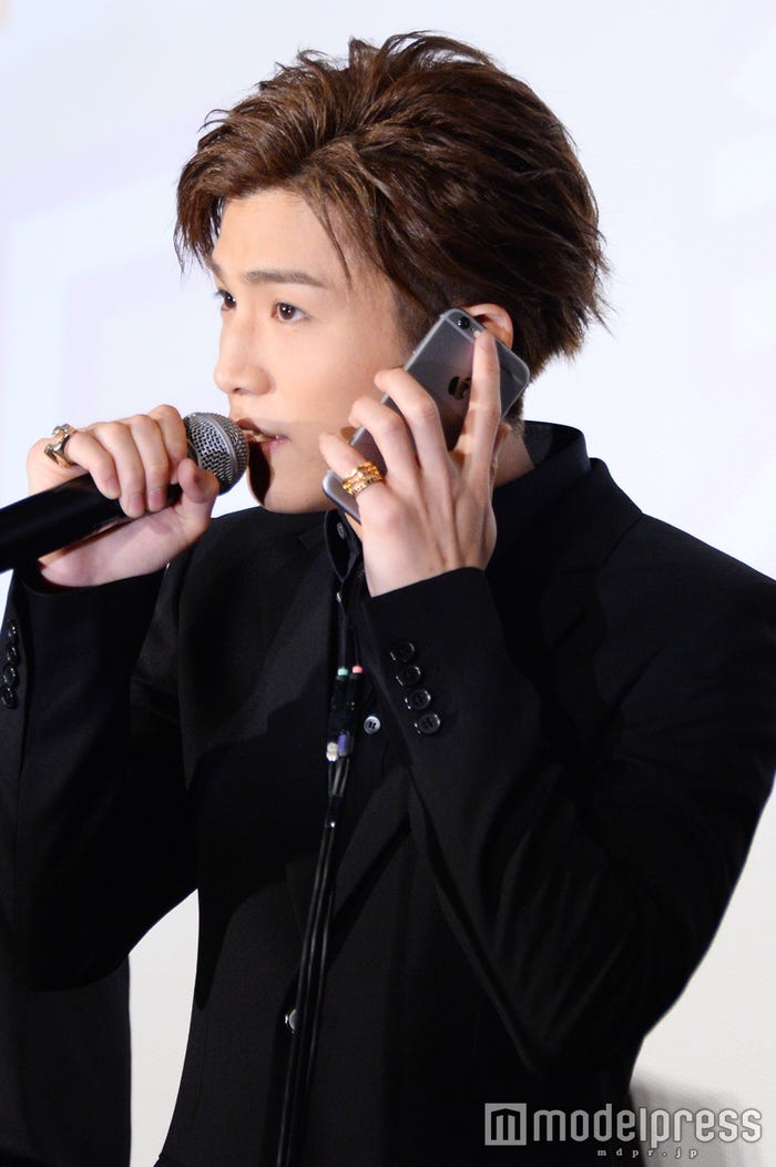 岩田剛典、AKIRAに生電話(C)モデルプレス