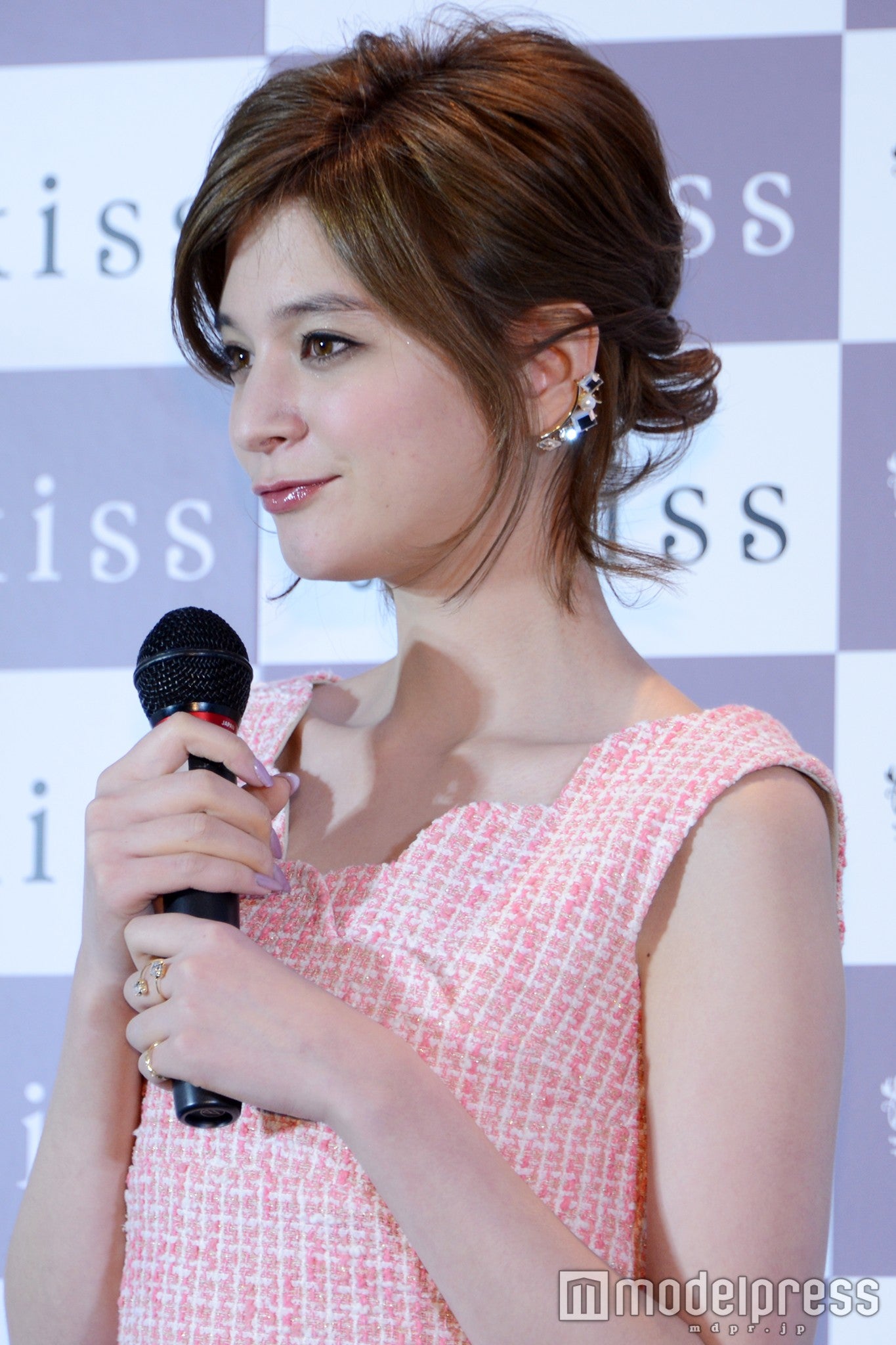 胸元の波状カッティングが可愛い／瑛茉ジャスミン（C）モデルプレス