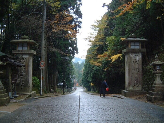 女人堂のそばにある不動坂。この坂から先が山内です(2008年11月9日撮影)