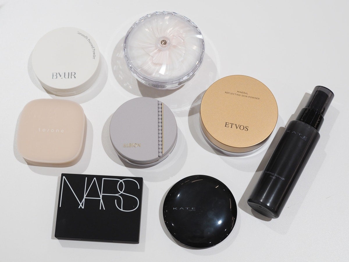 繊細なツヤ肌になれるパウダーが豊作。コスメオタク二人が厳選！ 2026年春新作フェイスパウダー7選