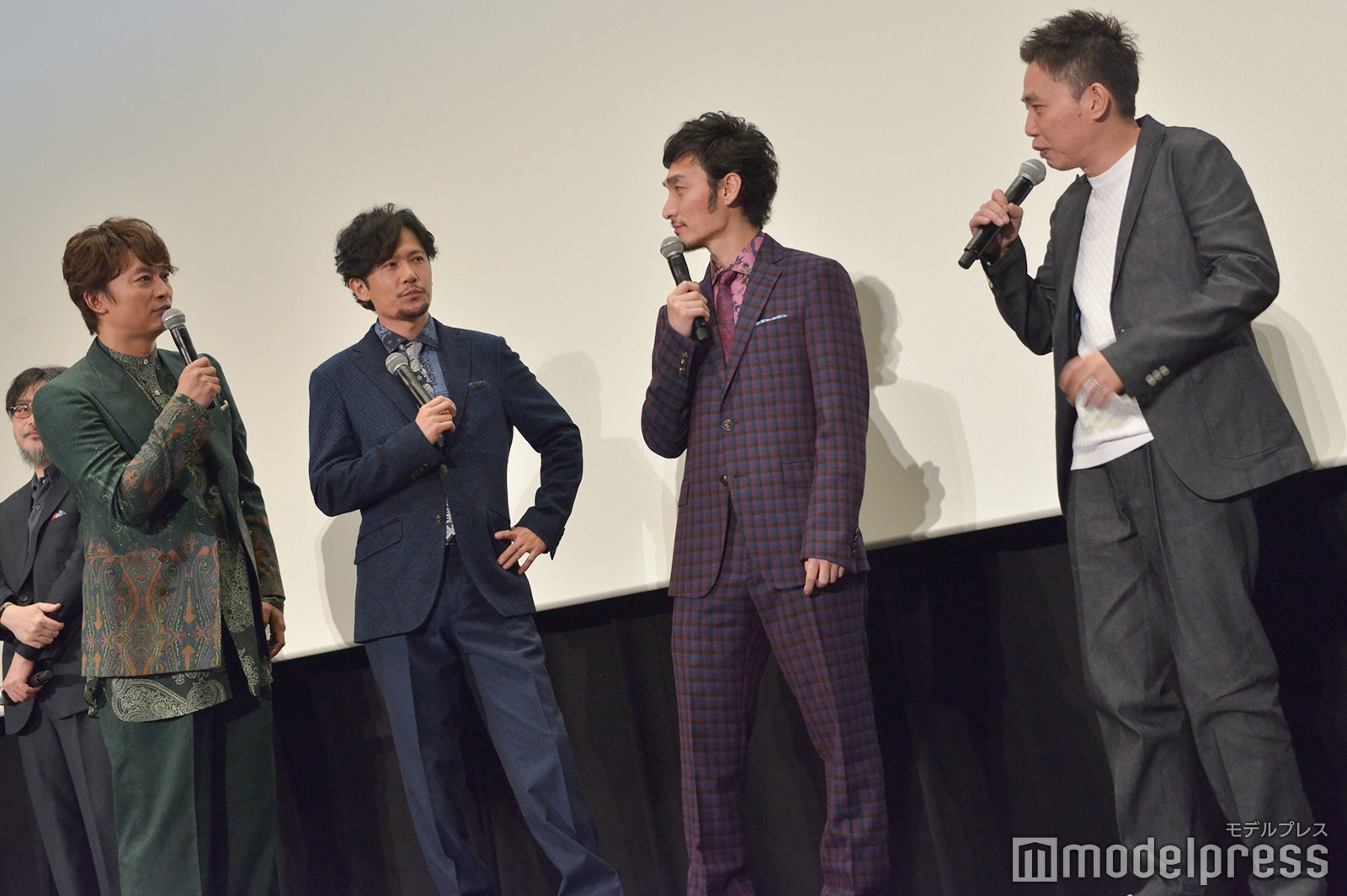 香取慎吾、稲垣吾郎、草なぎ剛、太田光監督（C）モデルプレス