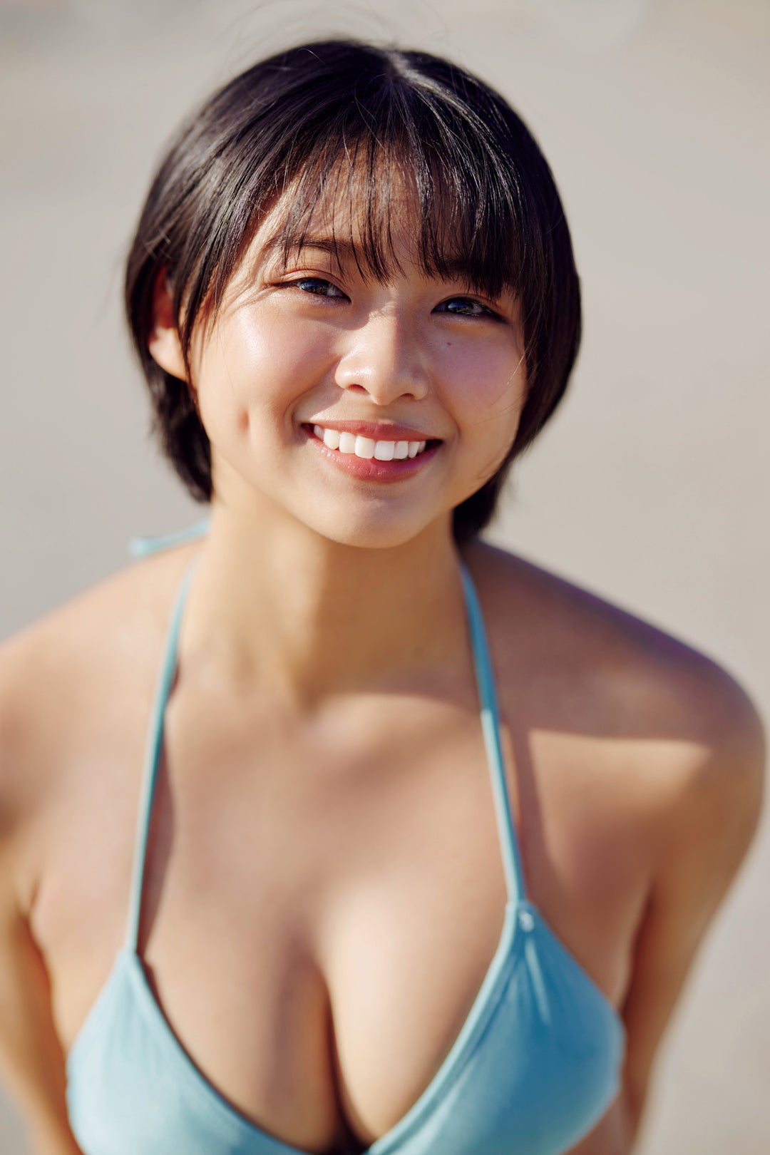 “話題のショートカット美女”桑島海空、ビキニ姿で美バスト披露「週刊FLASH」初登場で初表紙飾る