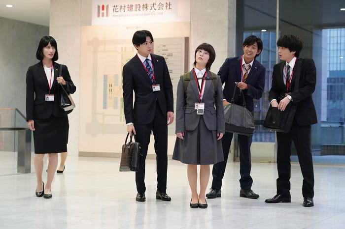 (左から)橋本愛、新田真剣佑、高畑充希、竜星涼、岡山天音/「同期のサクラ」第1話より(C)日本テレビ