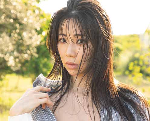 鈴木ふみ奈、ふんわり美バスト大胆披露 アンニュイな表情見せる