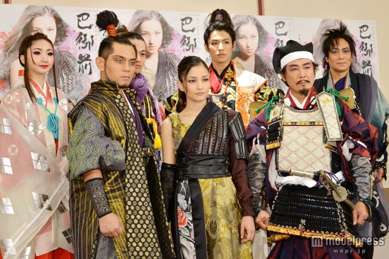 舞台「『源平盛衰記』異聞 巴御前 女武者伝説」初日舞台後に会見を行った（前列左から）的場浩司、黒木メイサ、西岡琢磨（後列左から）愛原実花、大河元気、堀井新太、山崎銀之丞