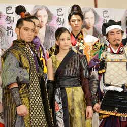 舞台「『源平盛衰記』異聞 巴御前 女武者伝説」初日舞台後に会見を行った(前列左から)的場浩司、黒木メイサ、西岡琢磨(後列左から)愛原実花、大河元気、堀井新太、山崎銀之丞