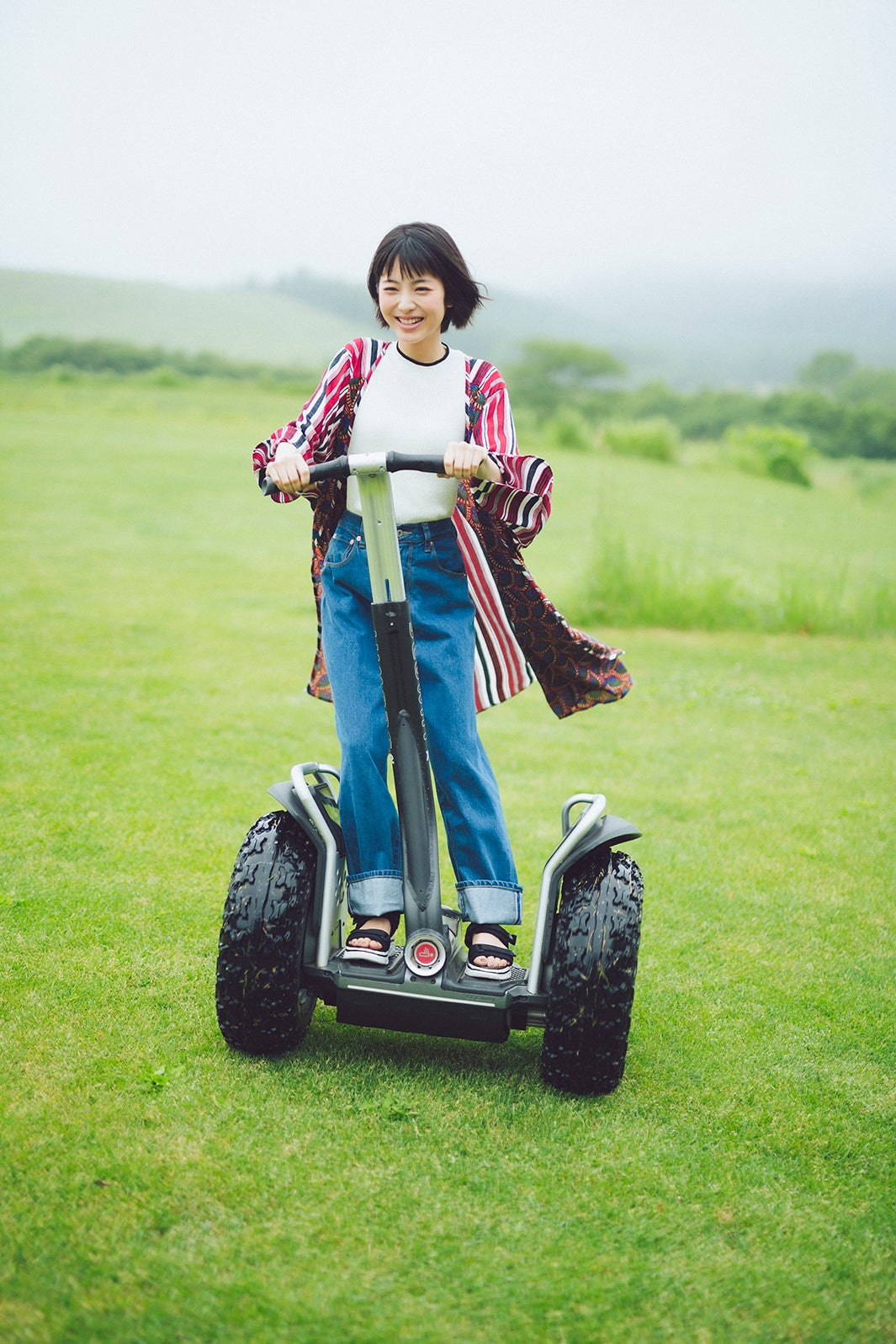 『浜辺美波 2020カレンダーブック』／（C）KADOKAWA 撮影／前康輔