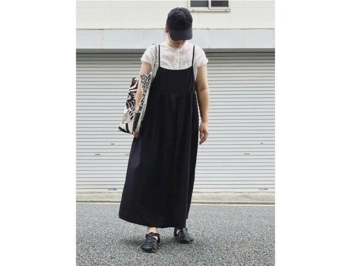 白の半袖ブラウスは一枚でもレイヤードでも着まわせる　出典：WEAR