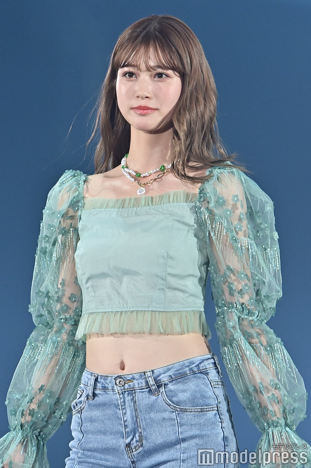 生見愛瑠、美デコルテ＆へそ出し披露 爽やかランウェイに釘付け