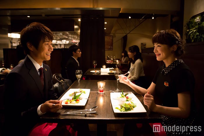 戸次重幸、貫地谷しほり/第1話「美魔男弁護士と、銀座で有機野菜とエステティック・ディナー」東京・銀座『Ginsai』にて(C)峰なゆか/ドラマ「女くどき飯 Season2」製作委員会・MBS