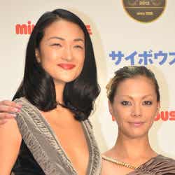 「ベストチーム・オブ・ザ・イヤー2012」の受賞式に出席した冨永愛、土屋アンナ