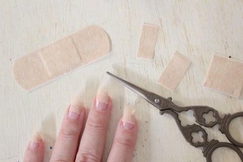 絆創膏をジャストサイズにカット