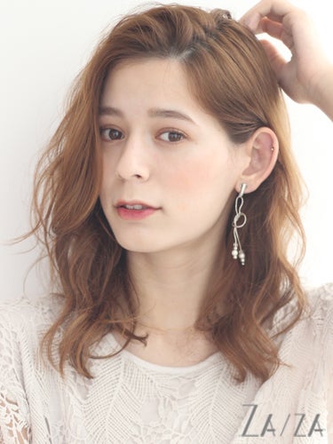 強めのパーマで作る大人のミディアムヘア 40代女性の魅力を引き出す髪型って モデルプレス 強めのパーマで作る大人のミディアムヘア 40代女性の魅力を引き出す髪型って モデルプレス