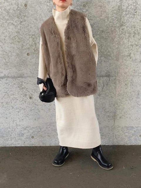 レディース　コーディネート　コーデ　着こなし　トレンド　おしゃれ　お洒落　オシャレ　2023　冬　ワンピース　ワンピ　レイヤード　レイヤードコーデ　白ワンピース　ファーベスト　ベスト